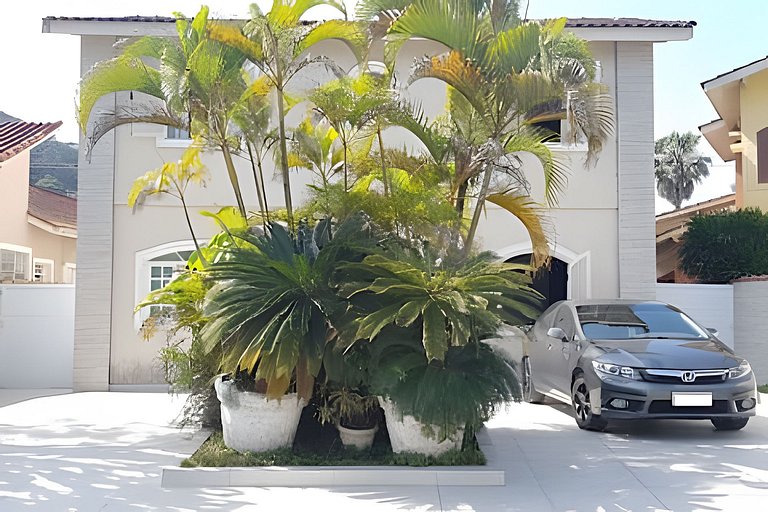 Casa de Praia em Condomínio Fechado com Piscina