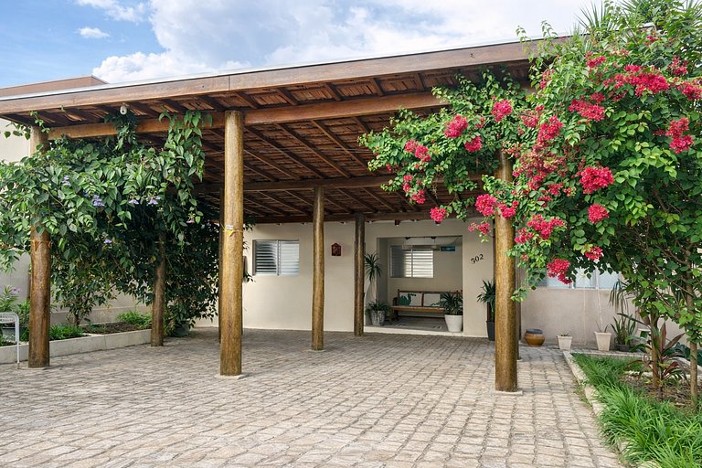 Casa à Venda no Centro de Quatá com Terreno de 722 m² e Clim