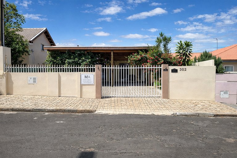 Casa à Venda no Centro de Quatá com Terreno de 722 m² e Clim