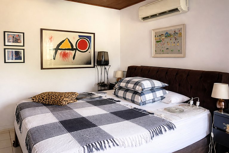 Casa à Venda no Centro de Quatá com Terreno de 722 m² e Clim