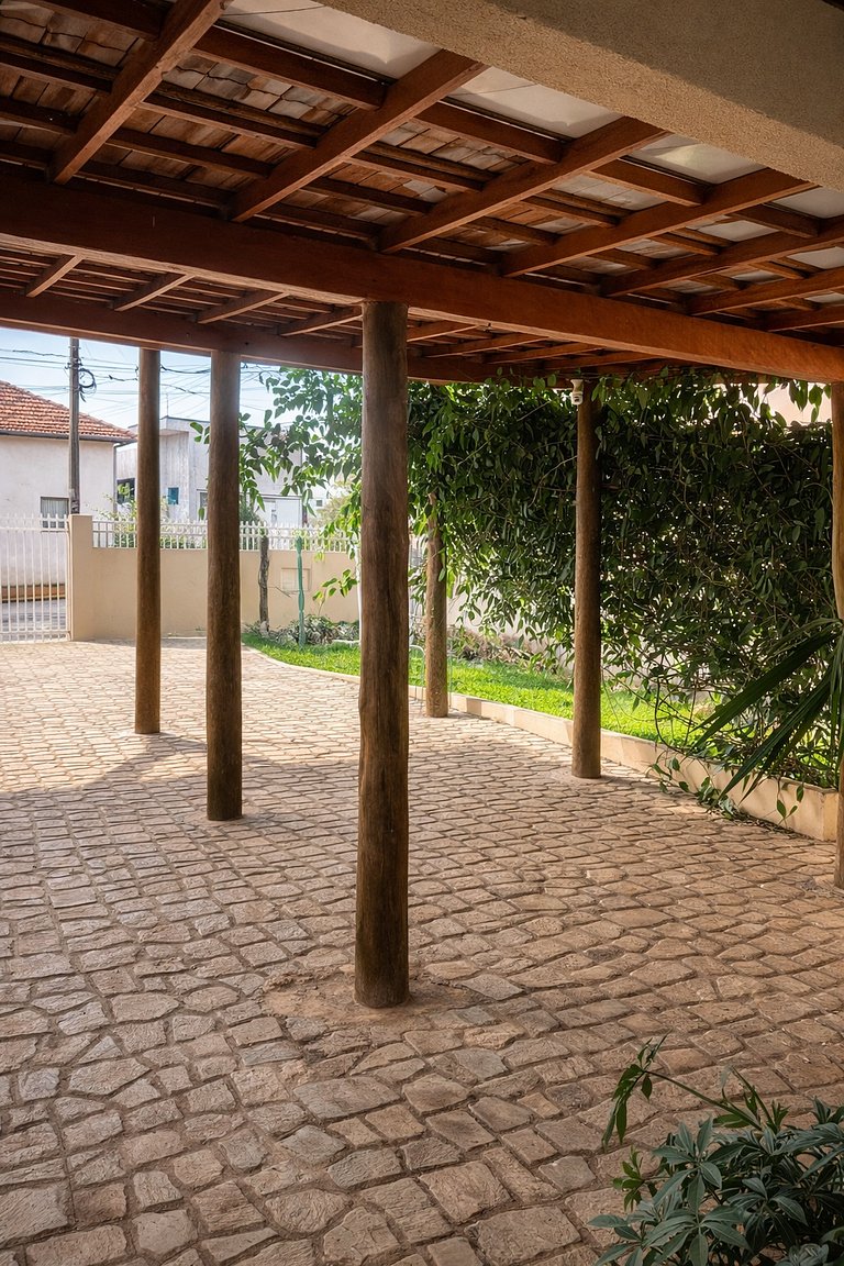 Casa à Venda no Centro de Quatá com Terreno de 722 m² e Clim