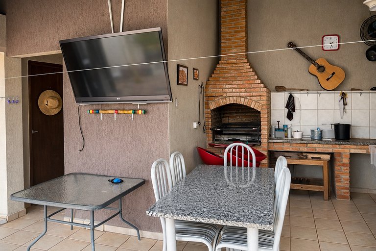 Casa à Venda no Centro de Quatá com Terreno de 722 m² e Clim