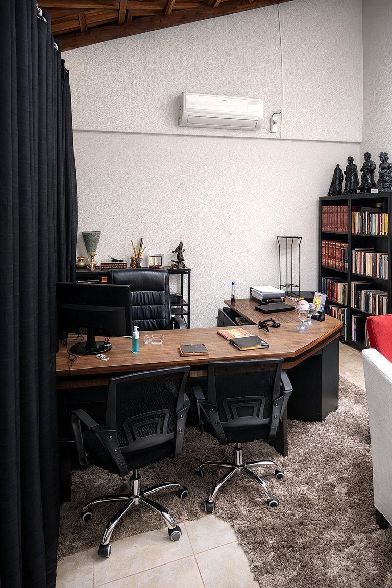 Casa à Venda no Centro de Quatá com Terreno de 722 m² e Clim