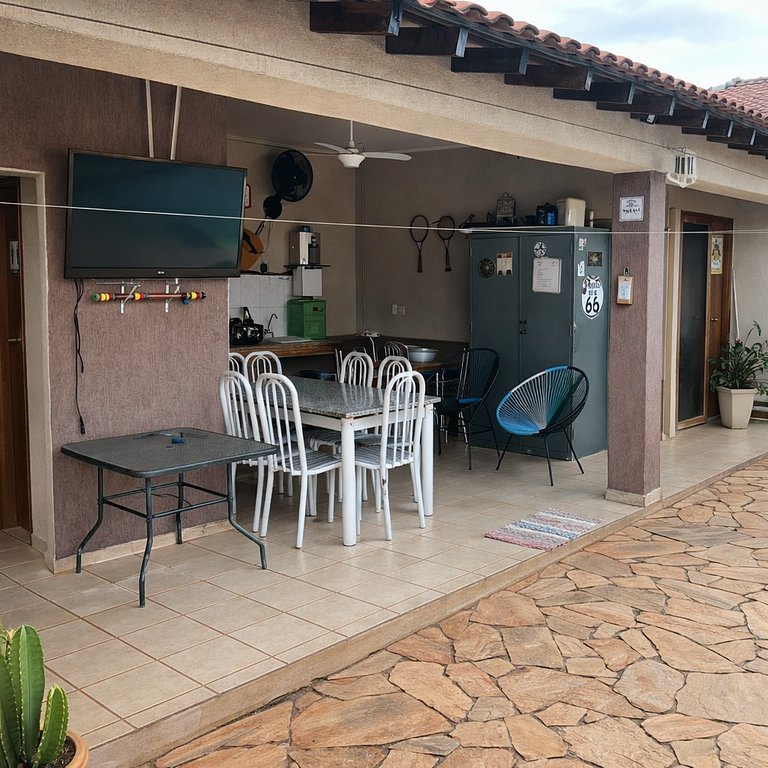 Casa à Venda no Centro de Quatá com Terreno de 722 m² e Clim