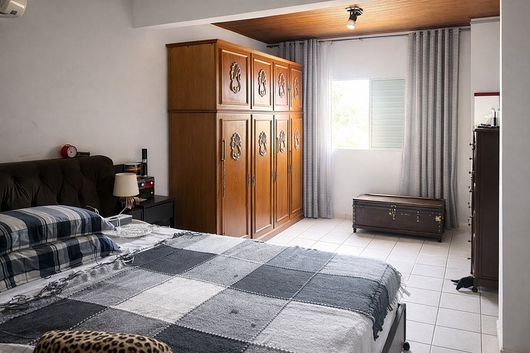 Casa à Venda no Centro de Quatá com Terreno de 722 m² e Clim