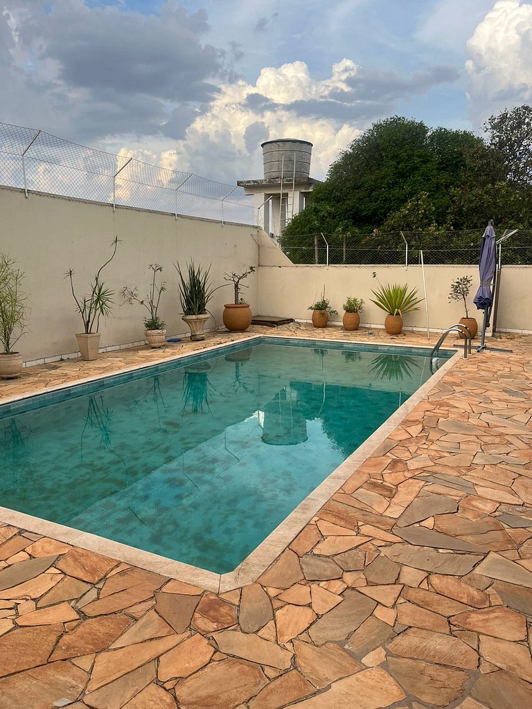 Casa à Venda no Centro de Quatá com Terreno de 722 m² e Clim