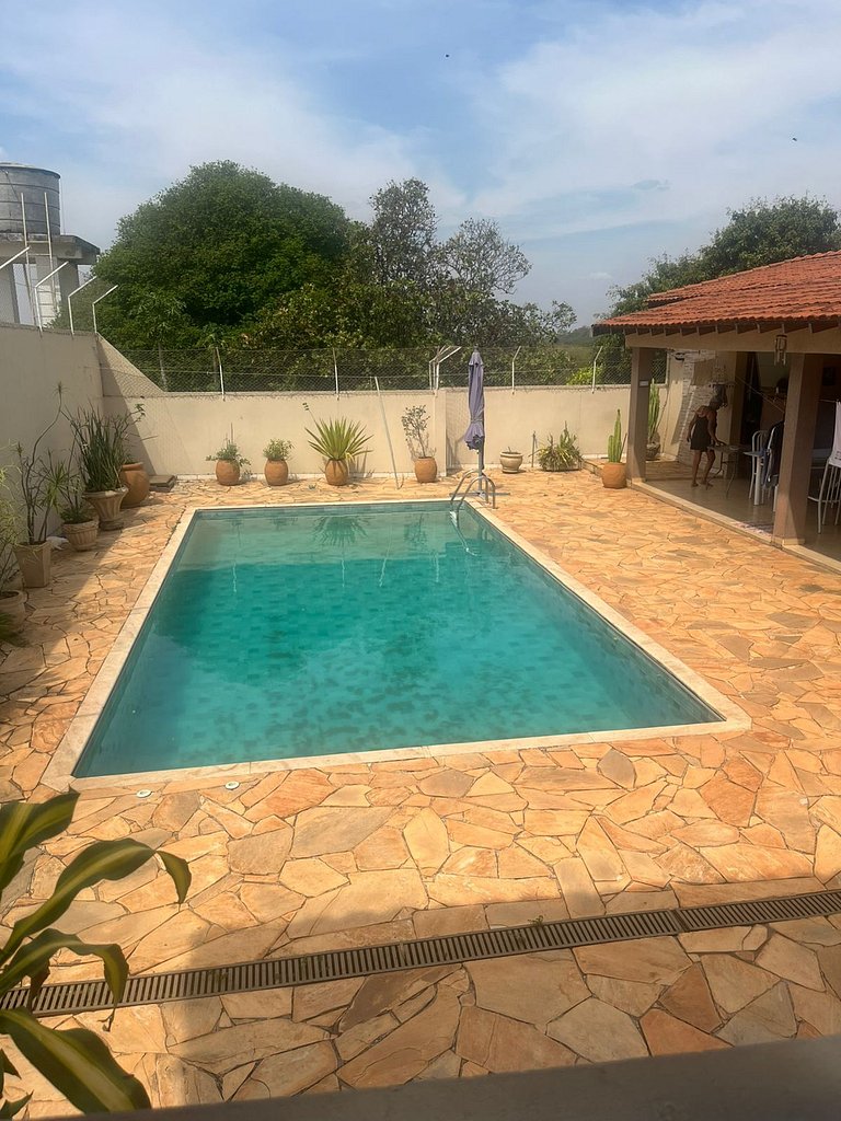 Casa à Venda no Centro de Quatá com Terreno de 722 m² e Clim