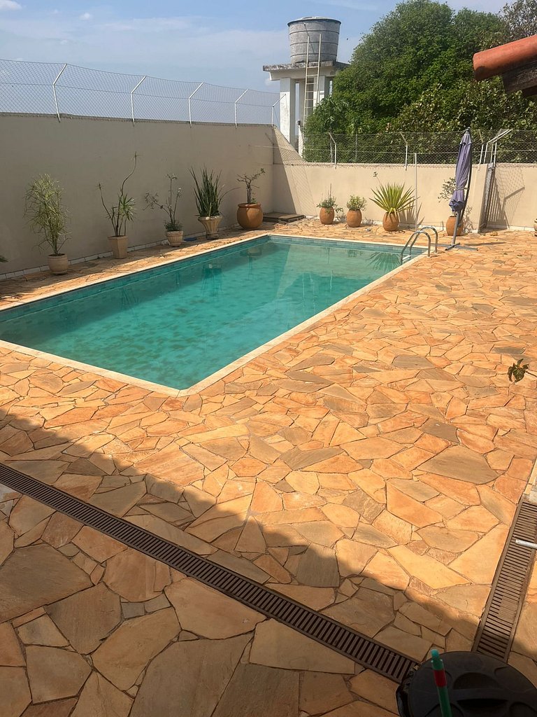 Casa à Venda no Centro de Quatá com Terreno de 722 m² e Clim