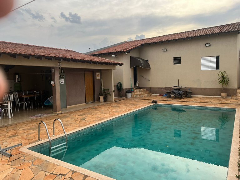 Casa à Venda no Centro de Quatá com Terreno de 722 m² e Clim