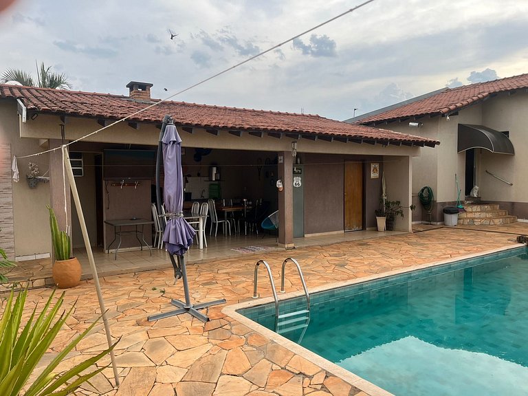 Casa à Venda no Centro de Quatá com Terreno de 722 m² e Clim