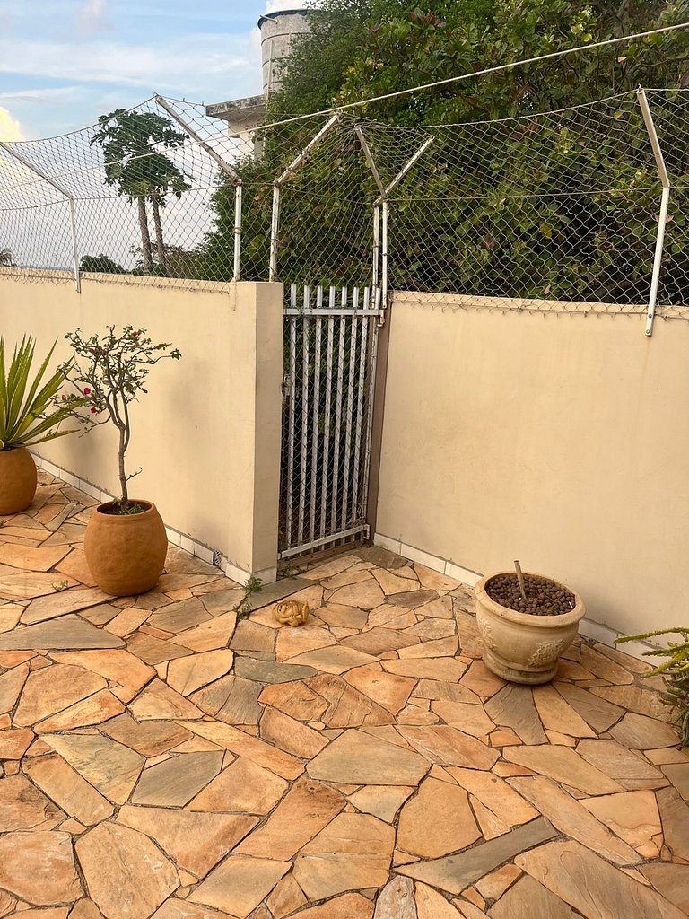 Casa à Venda no Centro de Quatá com Terreno de 722 m² e Clim