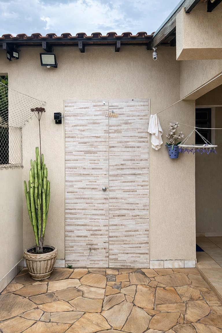 Casa à Venda no Centro de Quatá com Terreno de 722 m² e Clim