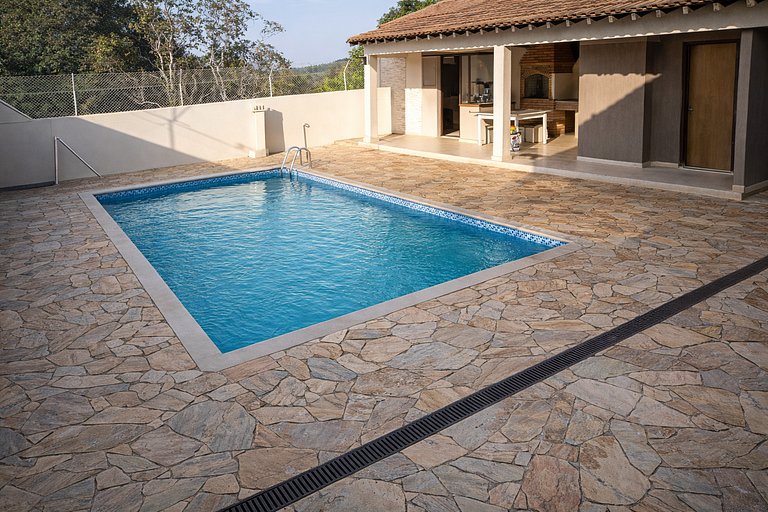 Casa à Venda no Centro de Quatá com Terreno de 722 m² e Clim