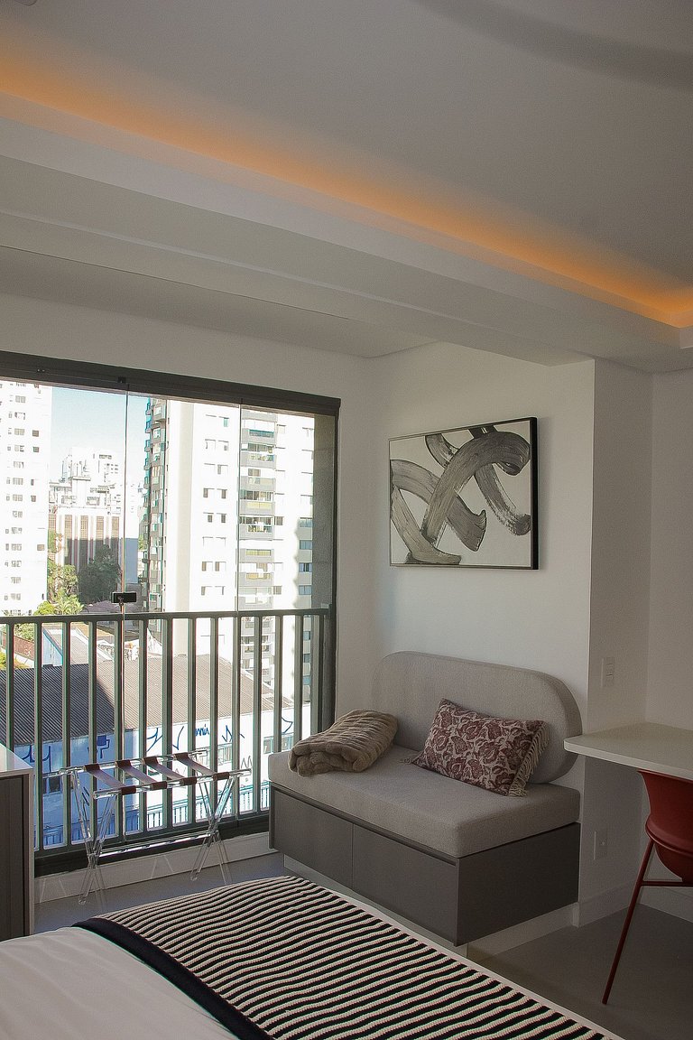 Sophisticated studio in Brooklin with amenities and pool