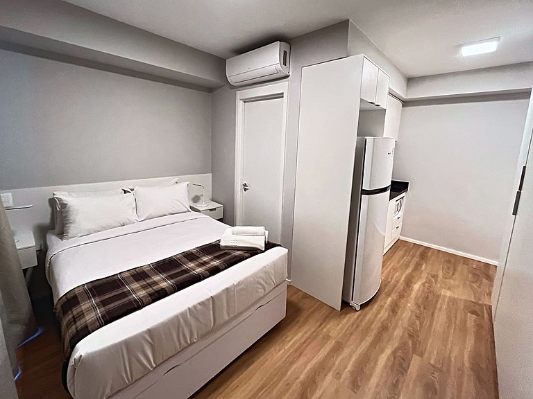 Studio novo c/ sacada e piscina | Brooklin