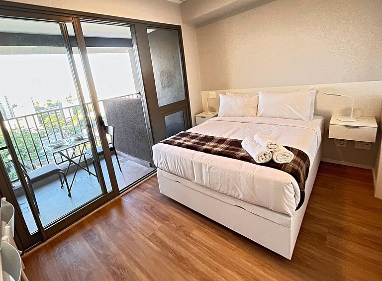 Studio novo c/ sacada e piscina | Brooklin